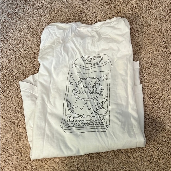 Gildan Tops - White Graphic T-Shirt with Pabst Blue Ribbon Design